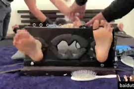 X410tk挠脚心(tking.cc)TicklingFrenchFeet-Louis 20yo Tickled by 2 in the Stocks