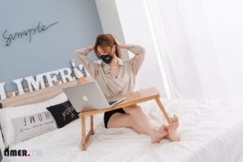 56-語葳女神 OL 床上办公 极品嫩足桌下露出挑鞋